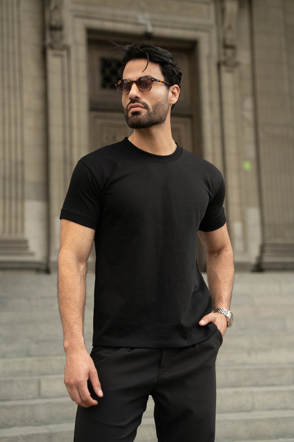 Polo Luxury color negro, con modelo